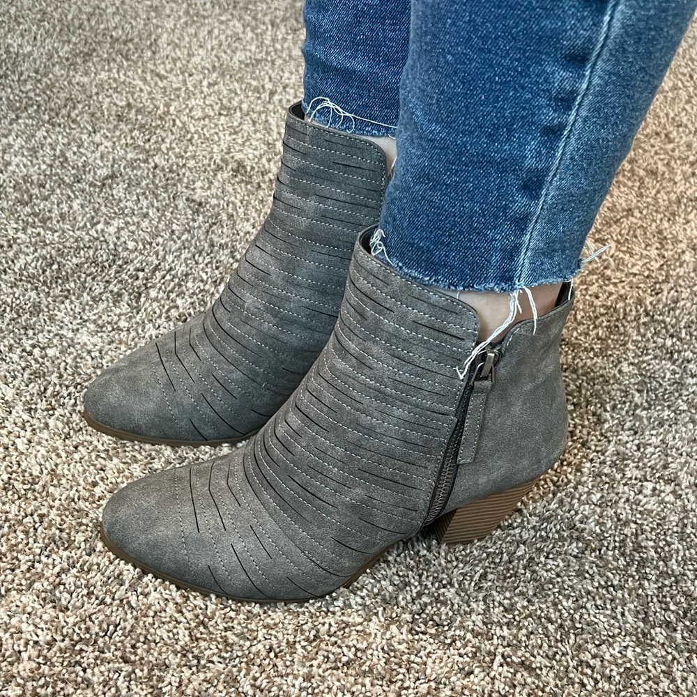 NWOT! JustFab Cartur Gray Booties in Size 10 Wide Width - Picture 6 of 11